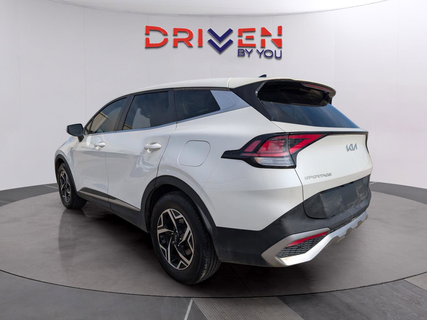 Used 2023 Kia Sportage LX image 3