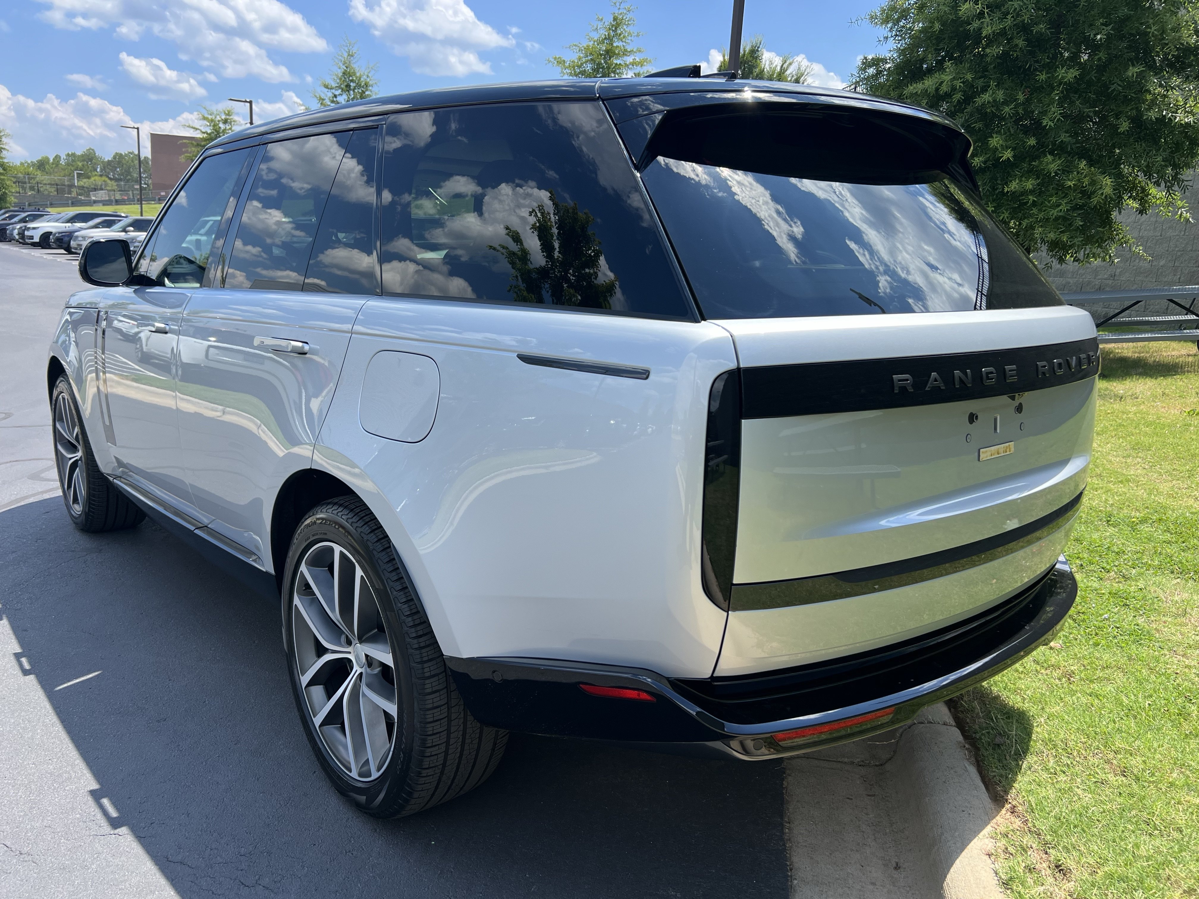 Certified 2025 Land Rover Range Rover SE AWD/4WD image 5