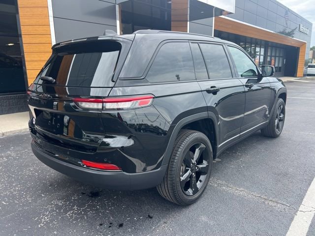 Used 2024 Jeep Grand Cherokee Limited w/ Black Appearance Package RWD image 24
