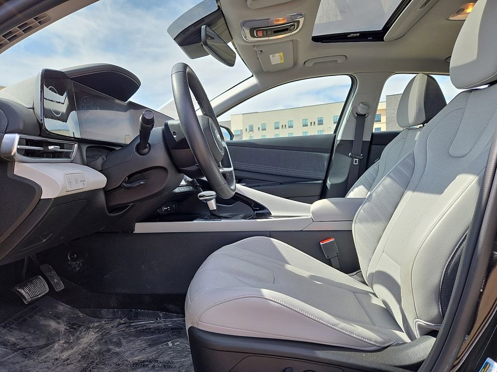 Used 2025 Hyundai Elantra Limited image 23