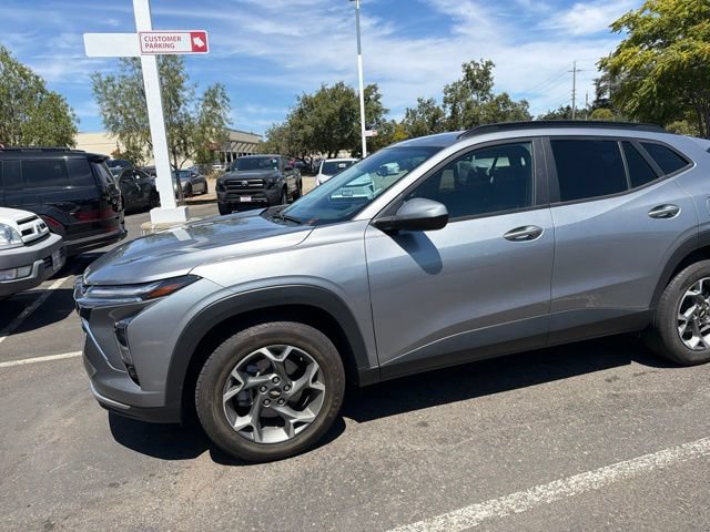 Used 2025 Chevrolet Trax LT FWD image 20