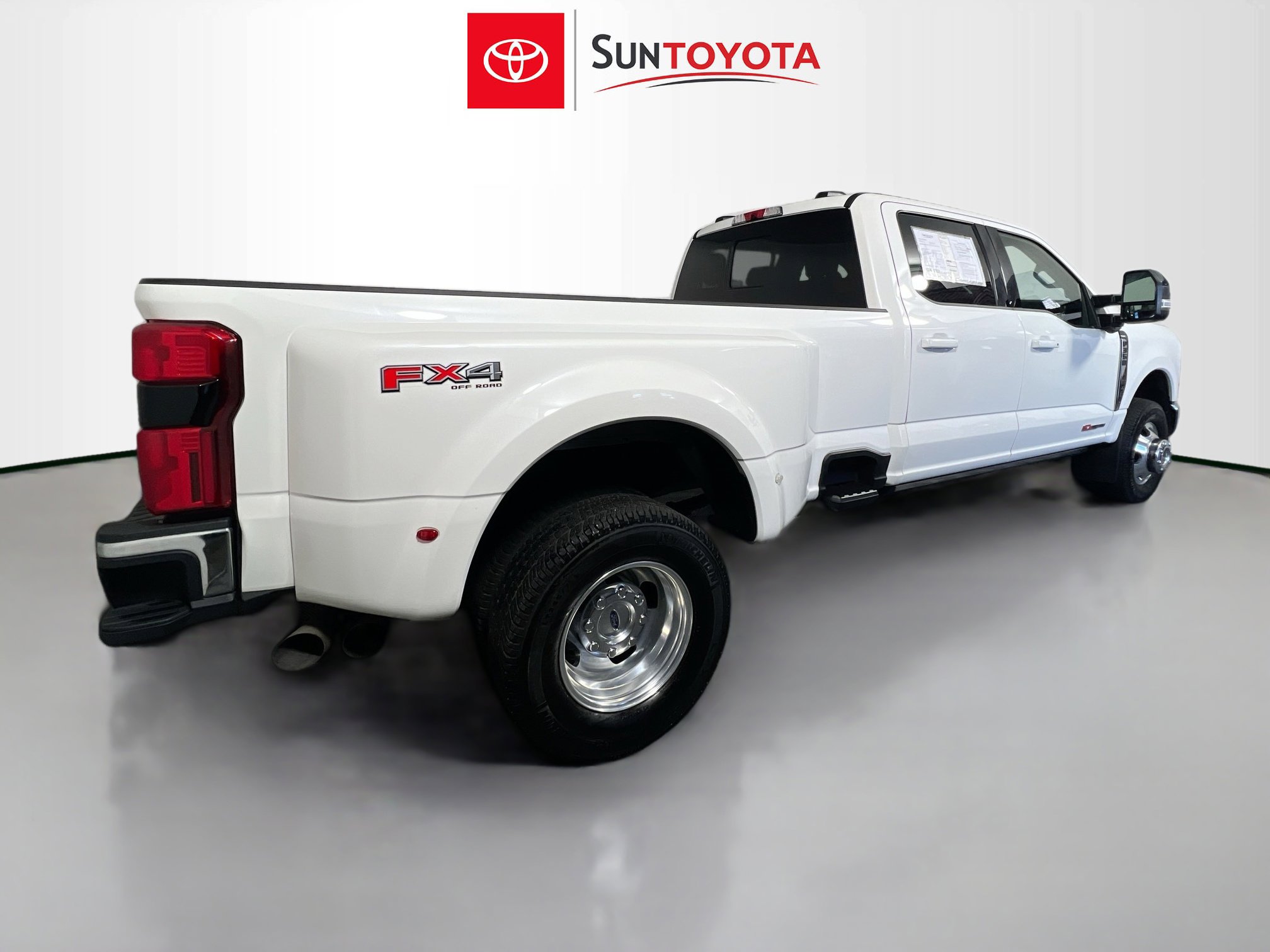 Used 2024 Ford F350 Lariat w/ Lariat Ultimate Package image 4