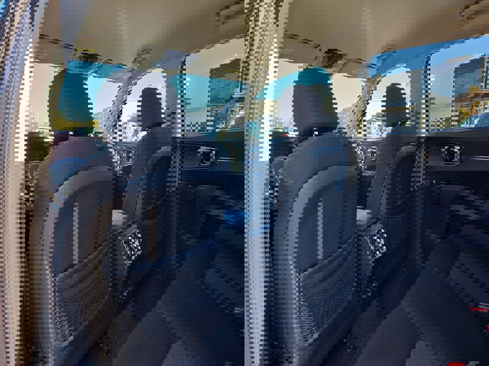 Used 2023 Kia Sorento LX image 17