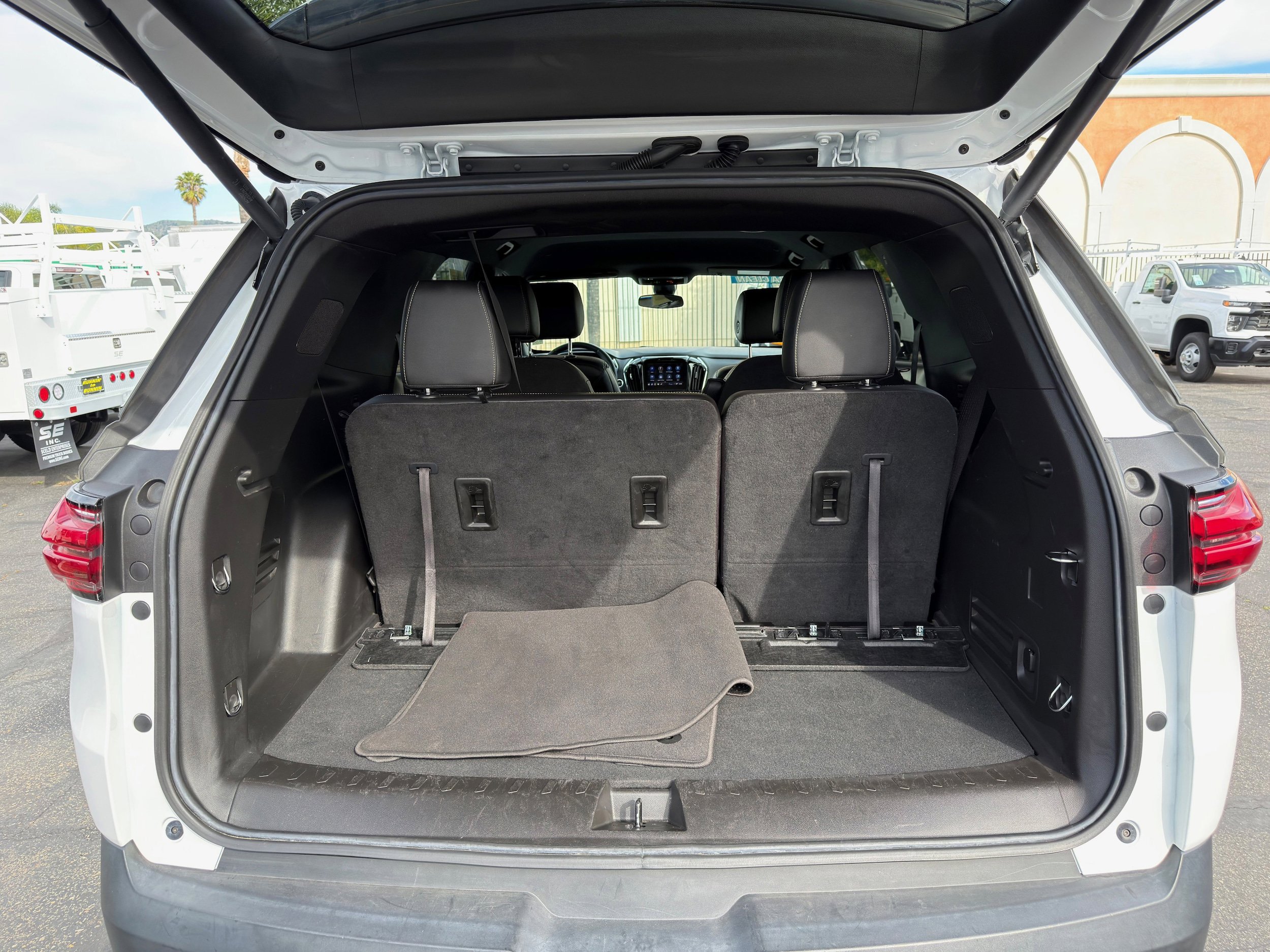 Used 2023 Chevrolet Traverse LT FWD image 13