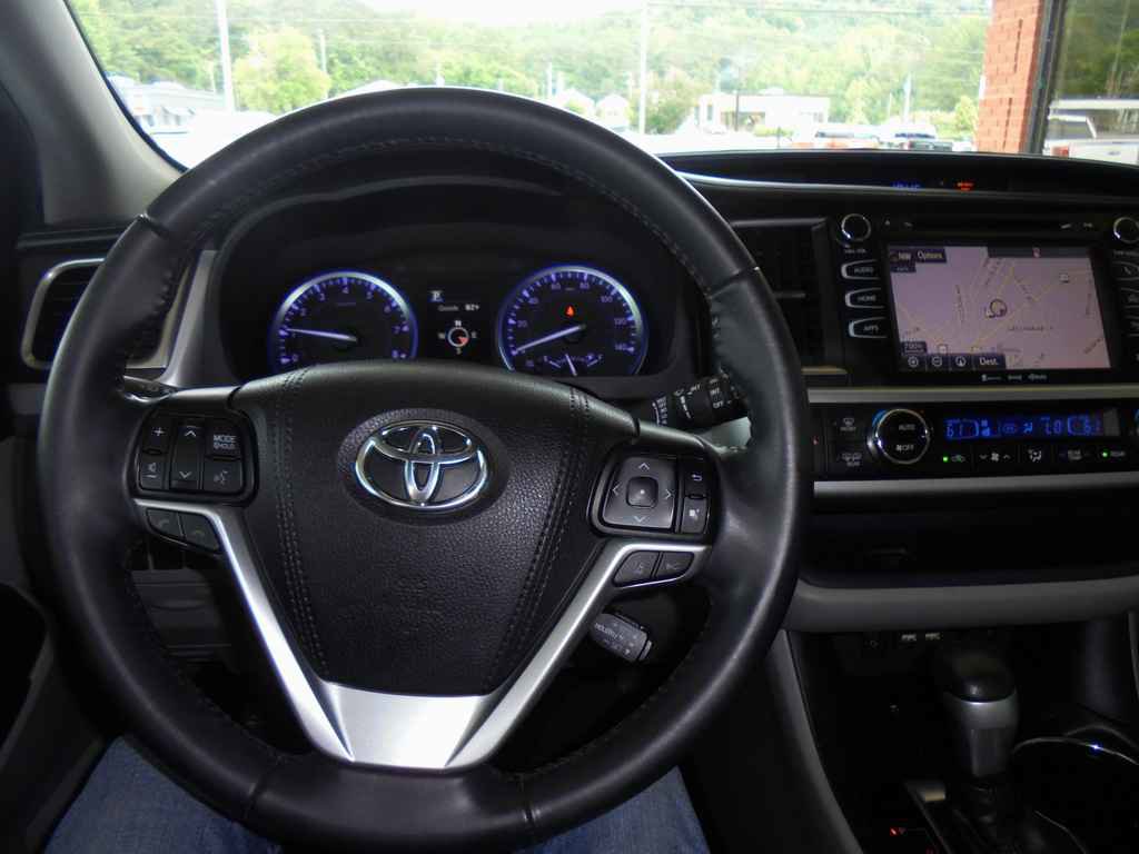 Used 2019 Toyota Highlander XLE FWD image 5