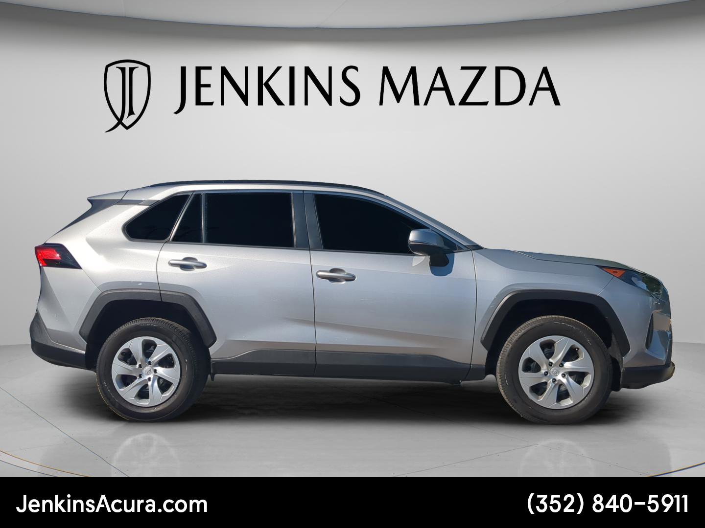 Used 2020 Toyota RAV4 LE image 2