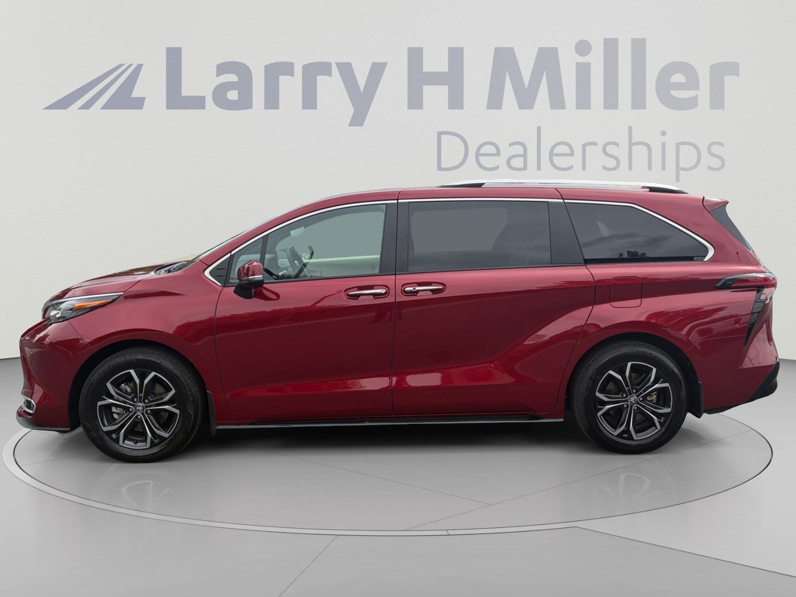 Used 2026 Toyota Sienna Platinum AWD/4WD image 2