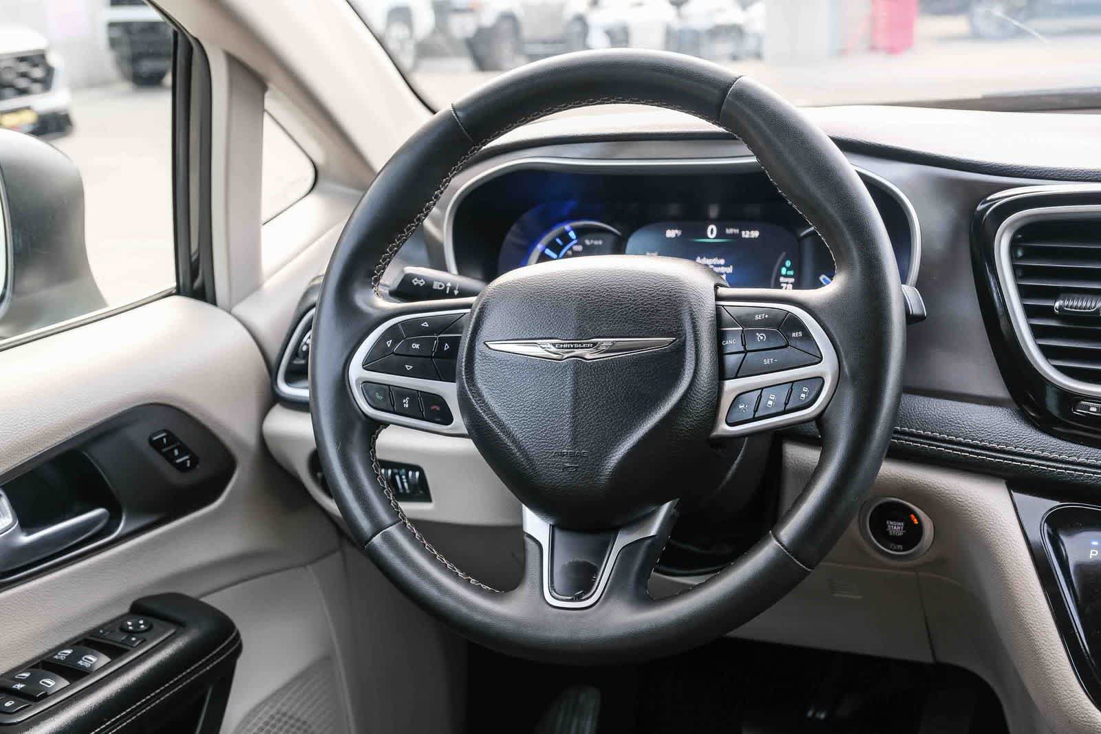 Used 2023 Chrysler Pacifica Touring-L FWD image 17