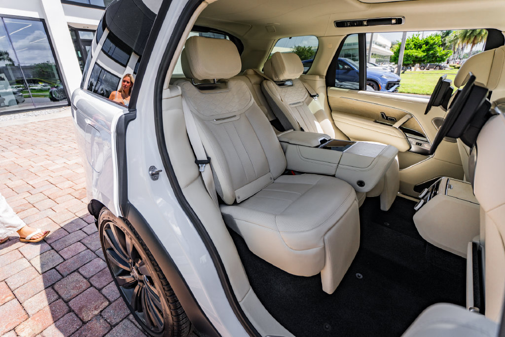 Used 2023 Land Rover Range Rover SV AWD/4WD image 38