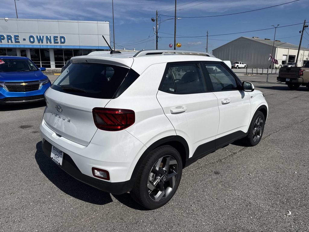 Used 2025 Hyundai Venue SEL FWD image 8