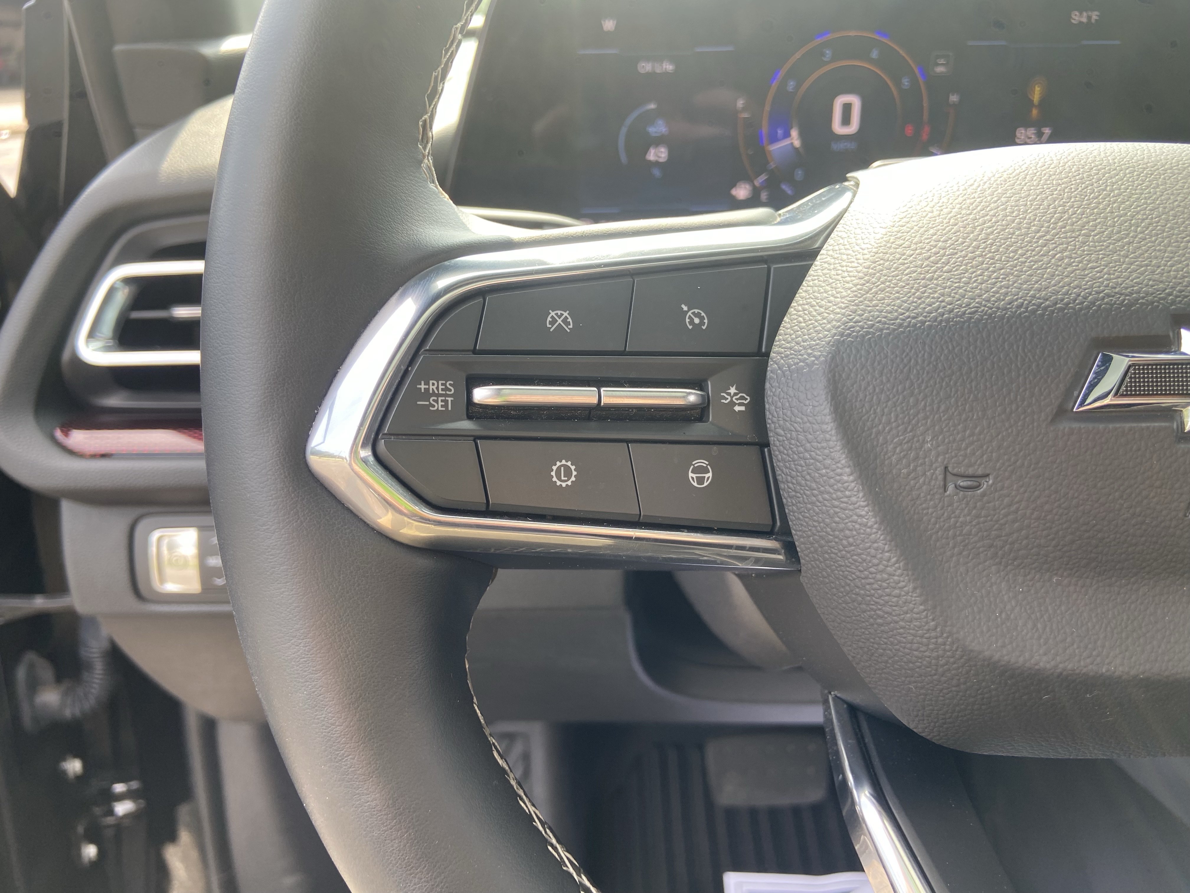 Used 2025 Chevrolet Traverse Z71 w/ Enhanced Driving Package AWD/4WD image 25
