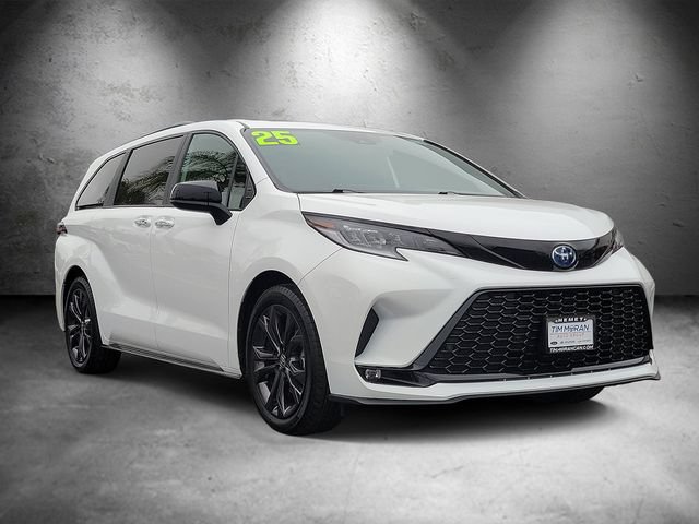 Used 2025 Toyota Sienna XSE FWD image 2