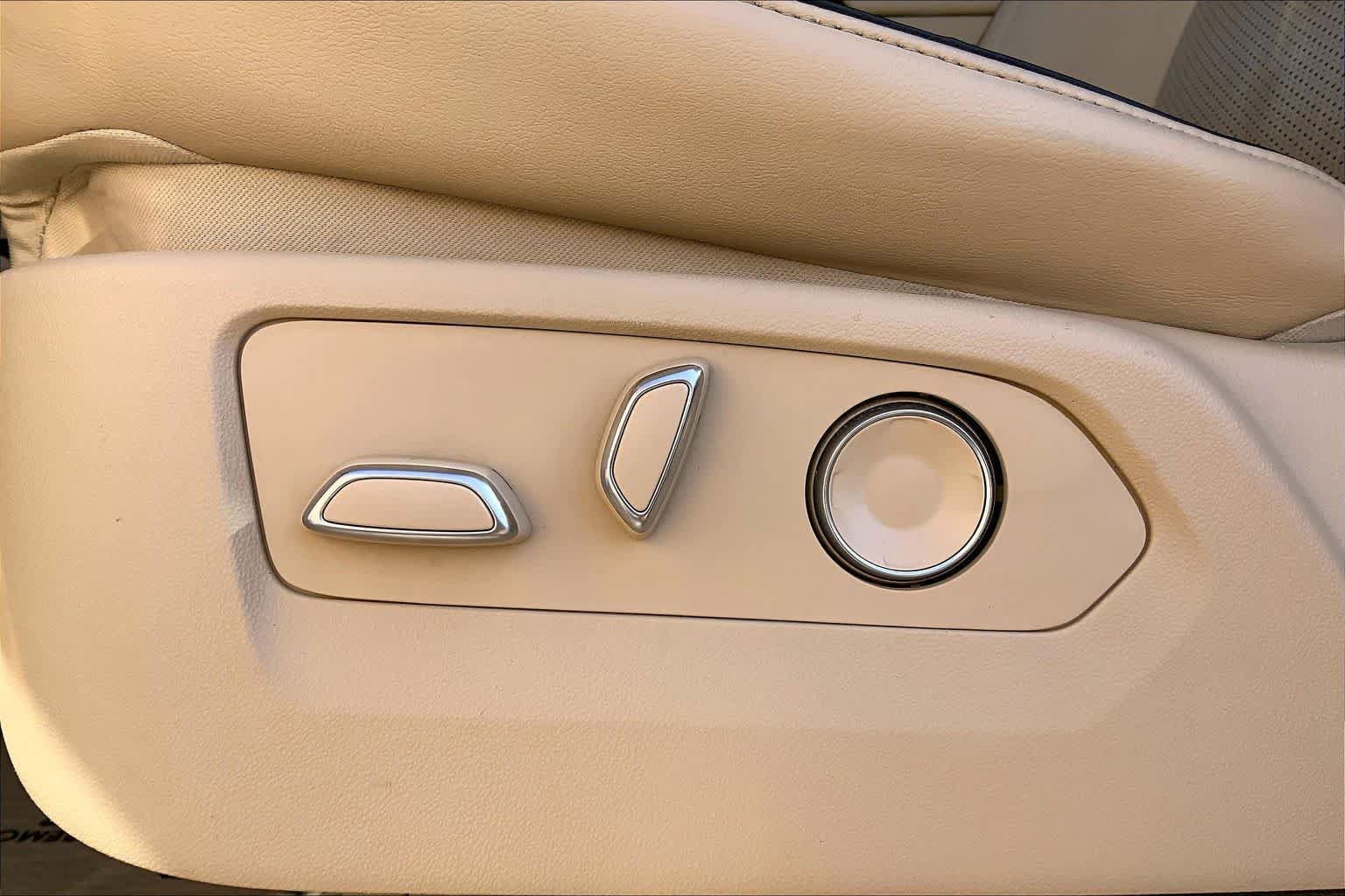 Used 2021 Cadillac Escalade ESV Premium Luxury w/ LPO, Illumination Package RWD image 34