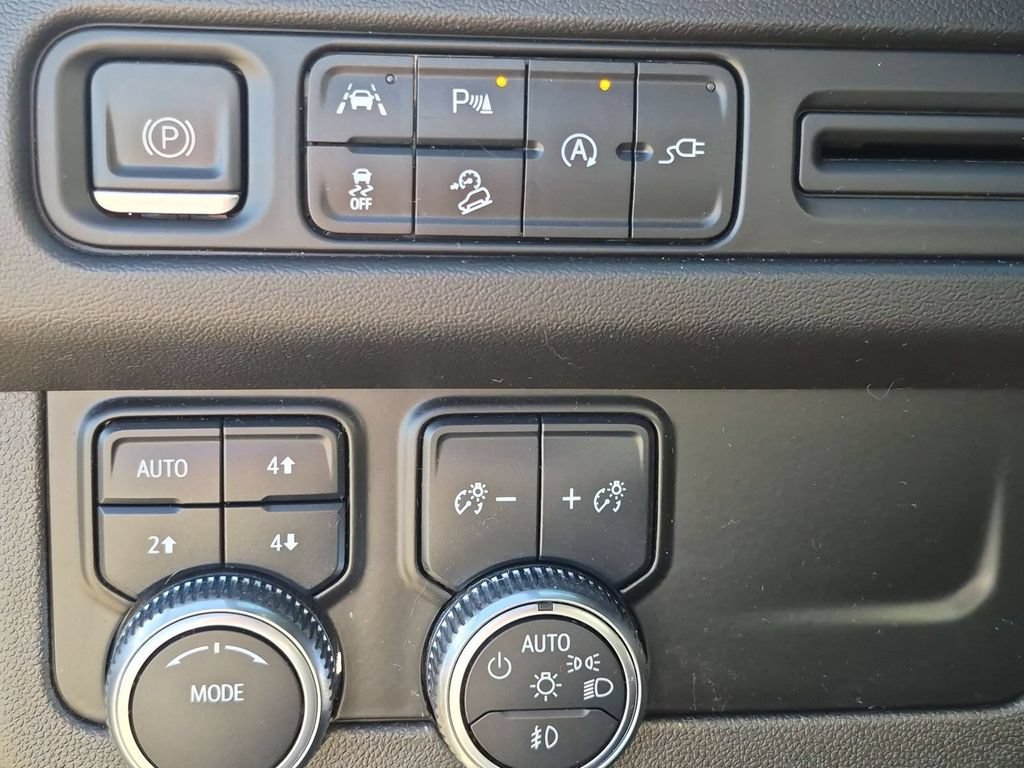 Used 2022 GMC Yukon XL AT4 AWD/4WD image 10