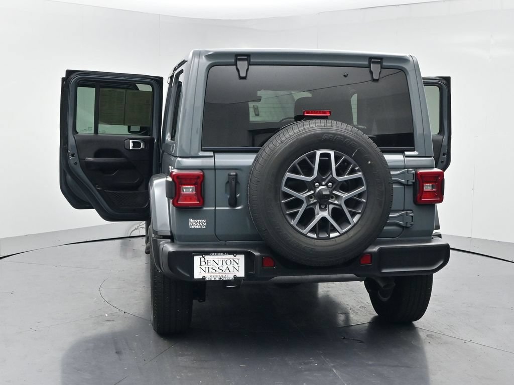 Used 2024 Jeep Wrangler Unlimited Sahara w/ Technology Group AWD/4WD image 25