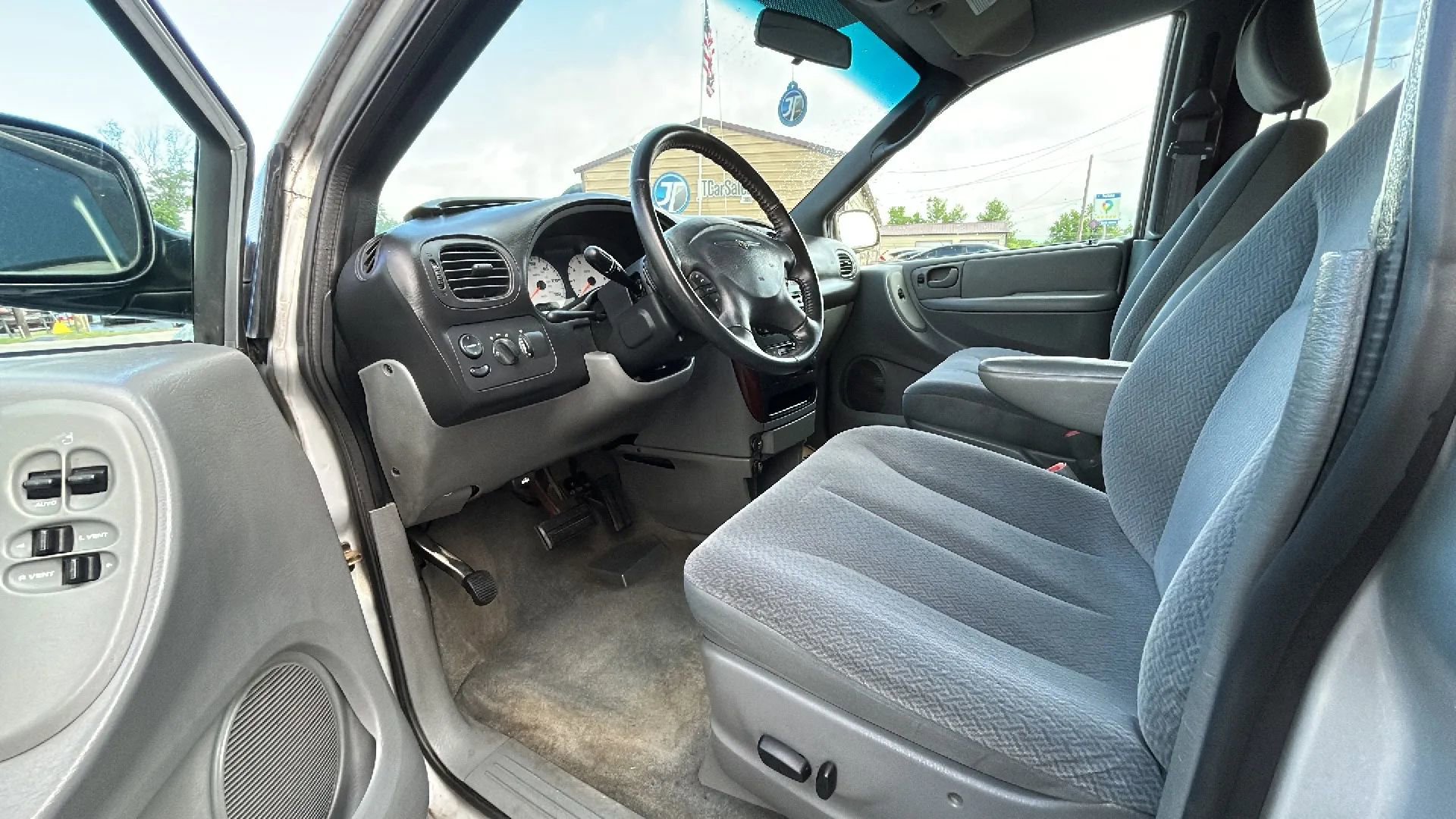 Used 2004 Chrysler Town & Country Touring FWD image 2