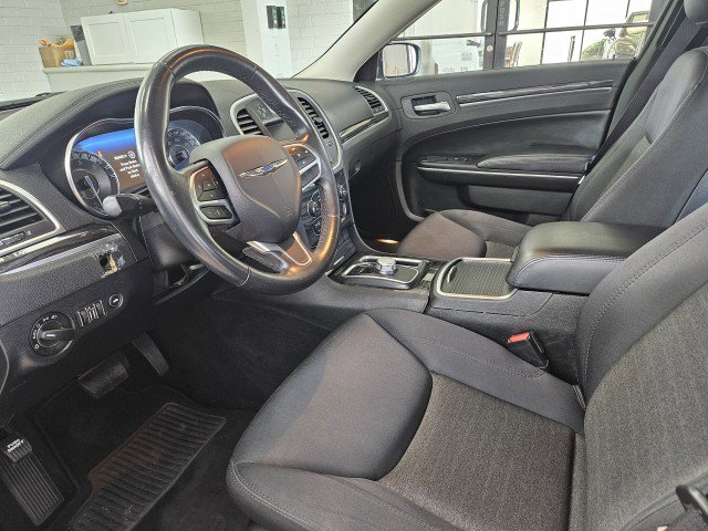 Used 2019 Chrysler 300 Touring w/ Chrome Appearance Package image 8