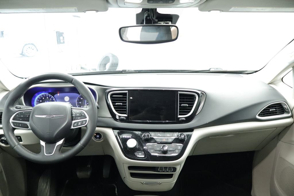 Used 2023 Chrysler Pacifica Touring-L FWD image 20