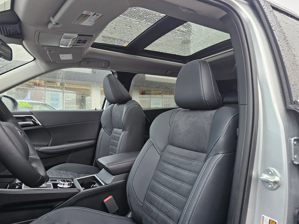 New 2025 Mitsubishi Outlander SE image 16