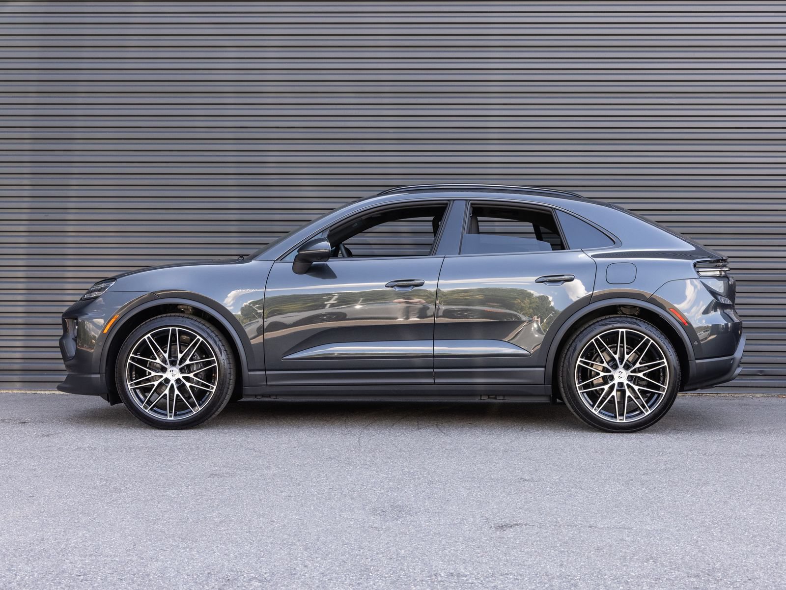 New 2026 Porsche Macan 4 Electric AWD/4WD image 2