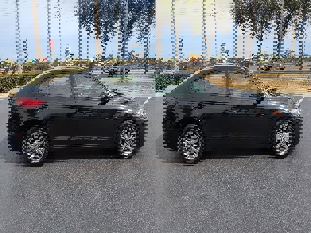 Used 2017 Hyundai Elantra SE image 3