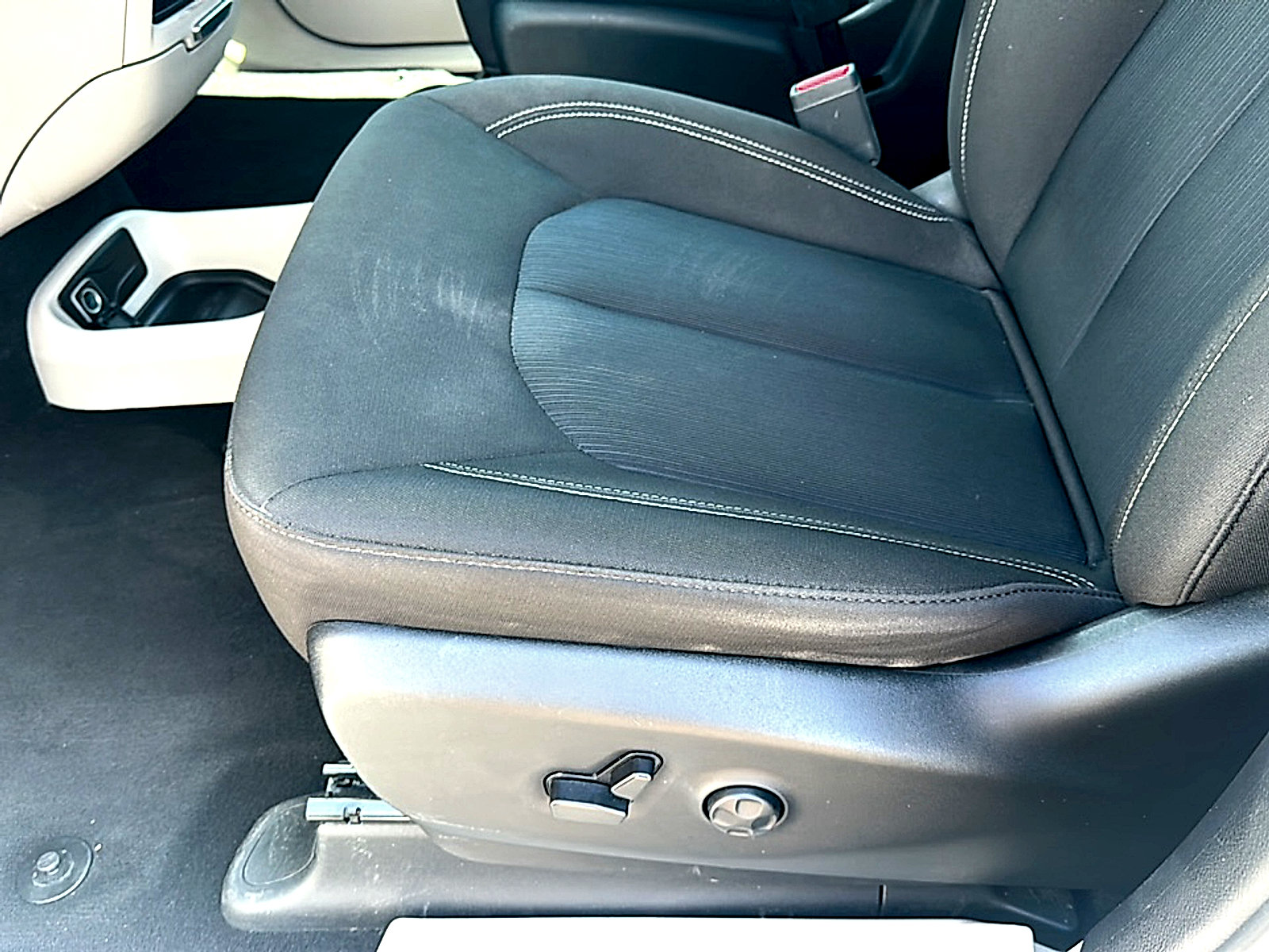 Used 2023 Chrysler Voyager LX FWD image 15