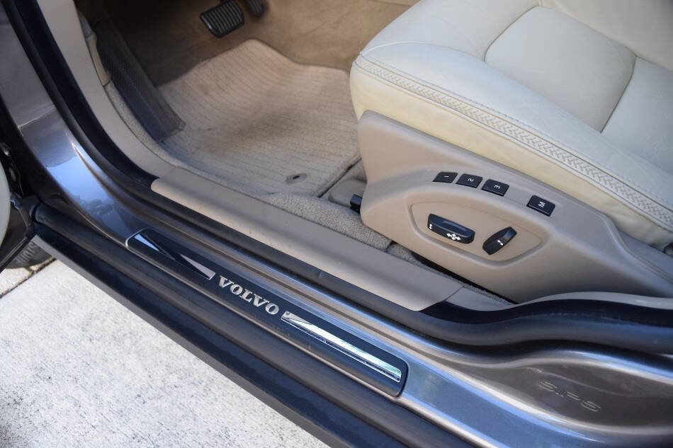 Used 2011 Volvo XC70 3.2 w/ Premium Pkg image 39