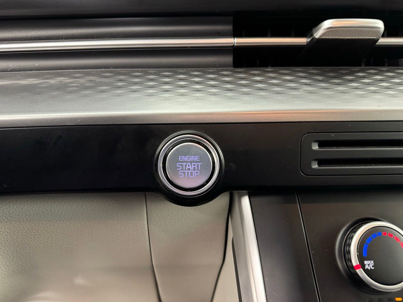 Used 2024 Kia Carnival LX image 20