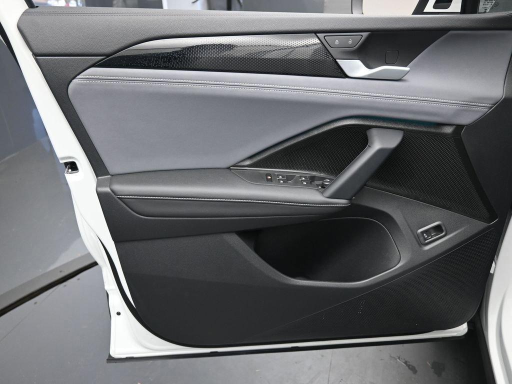 Certified 2025 Volkswagen Tiguan SE FWD image 19