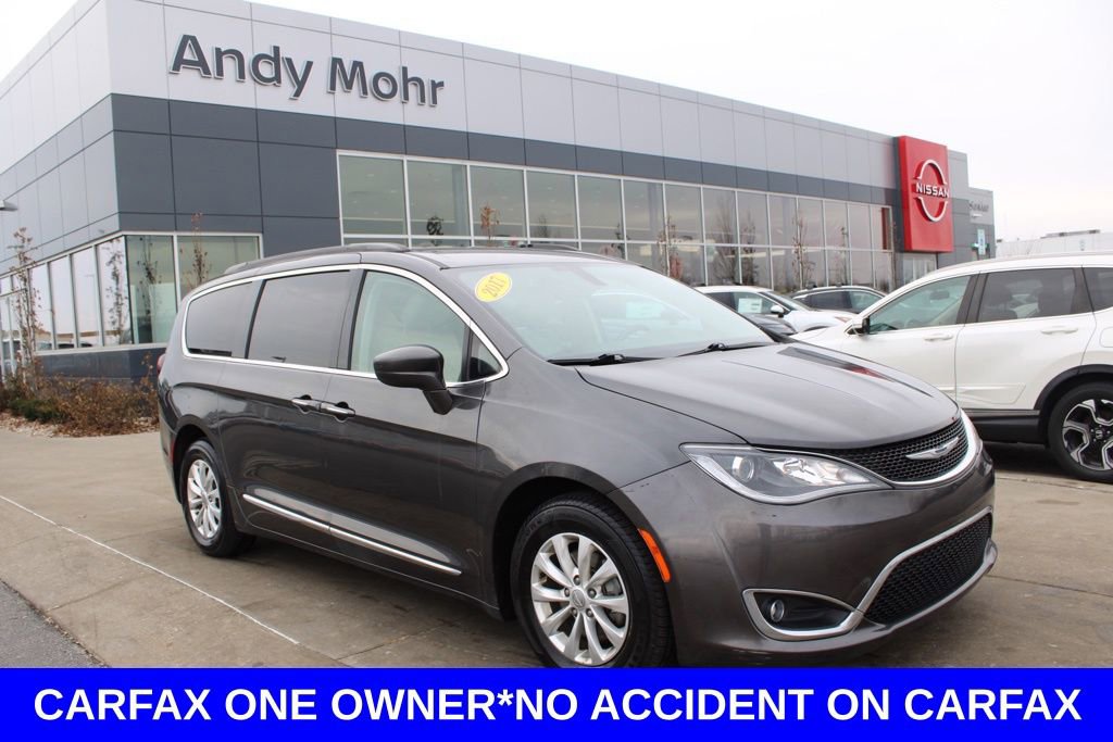Used 2017 Chrysler Pacifica Touring-L image 1