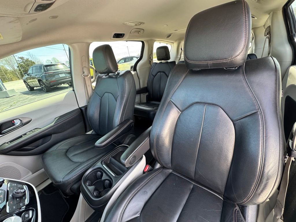 Used 2020 Chrysler Pacifica Touring-L w/ Tire & Wheel Group image 20