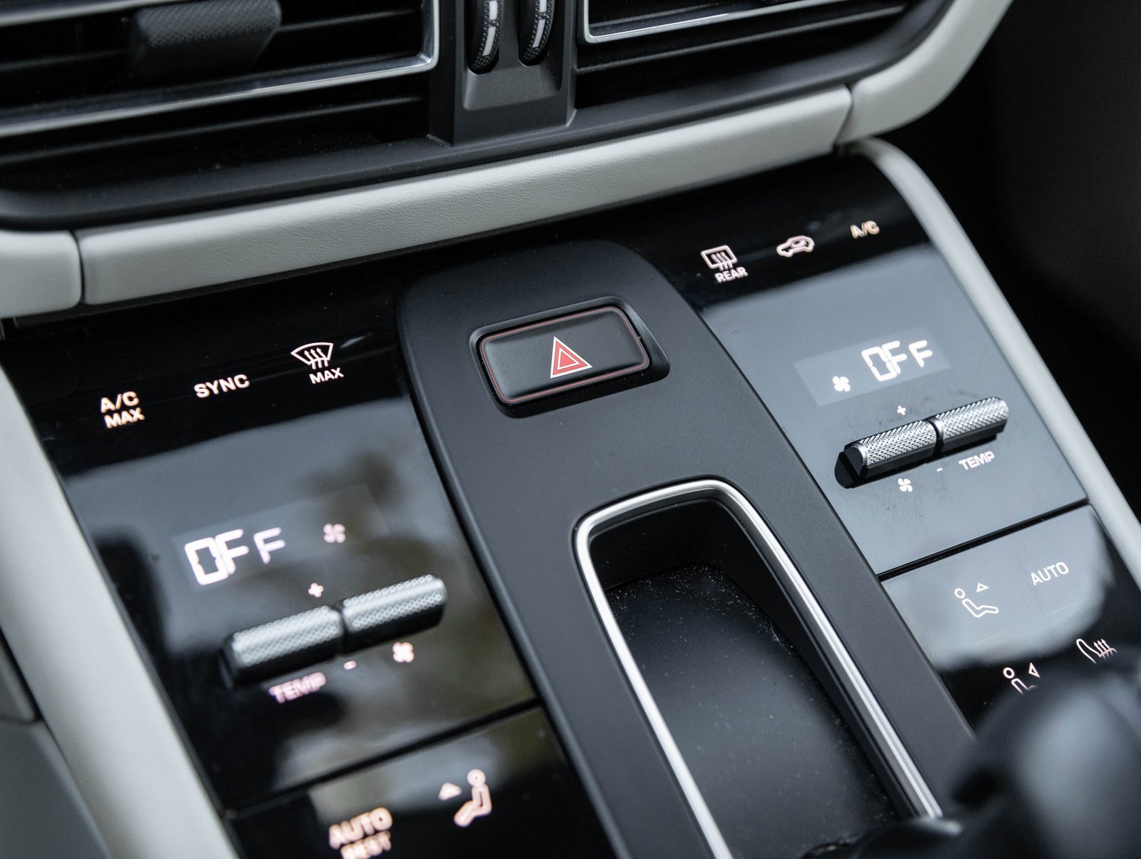 Used 2024 Porsche Macan Turbo image 25