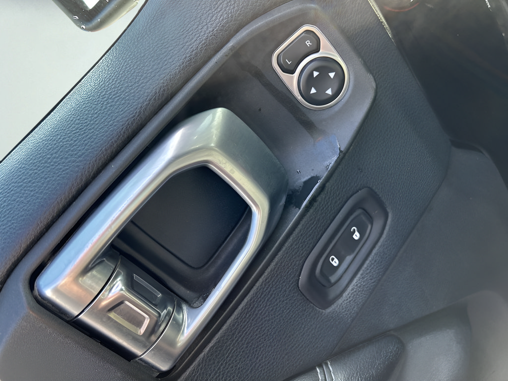 Used 2018 Jeep Wrangler Unlimited Sahara w/ Uconnect 4C Nav & Sound Group AWD/4WD image 11