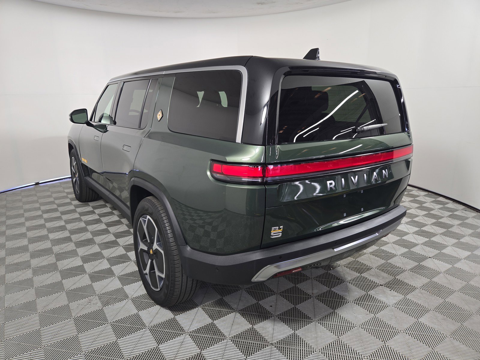 Used 2024 Rivian R1S Adventure AWD/4WD image 3
