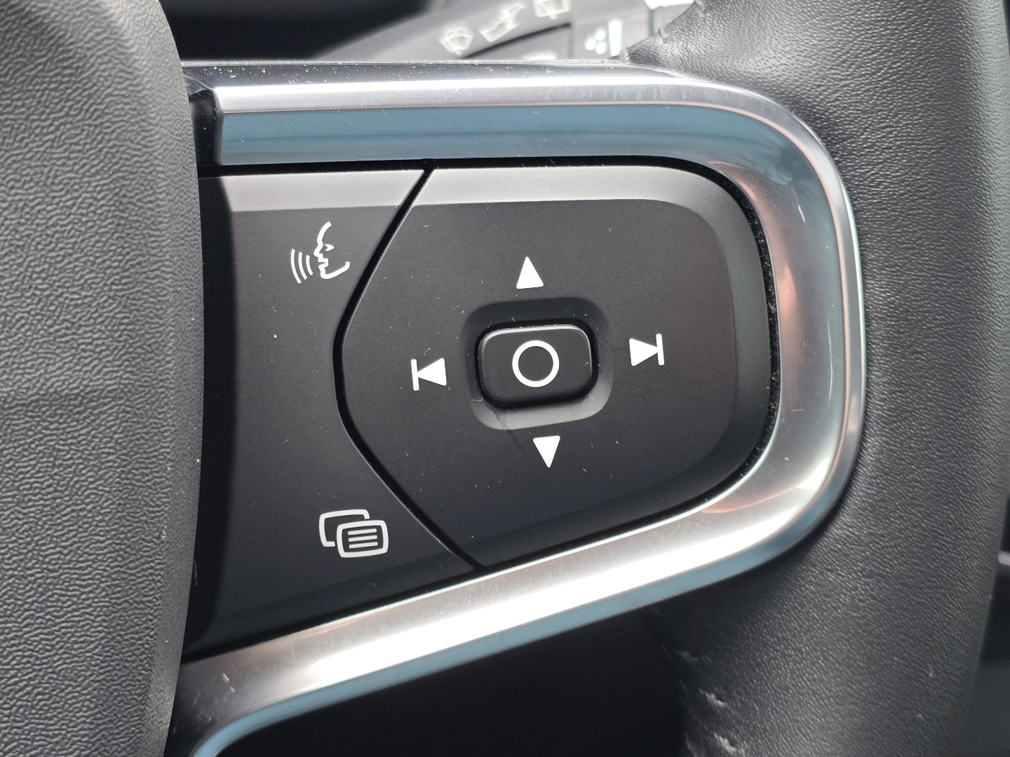 Used 2021 Volvo XC40 T5 Momentum w/ Premium Package image 22