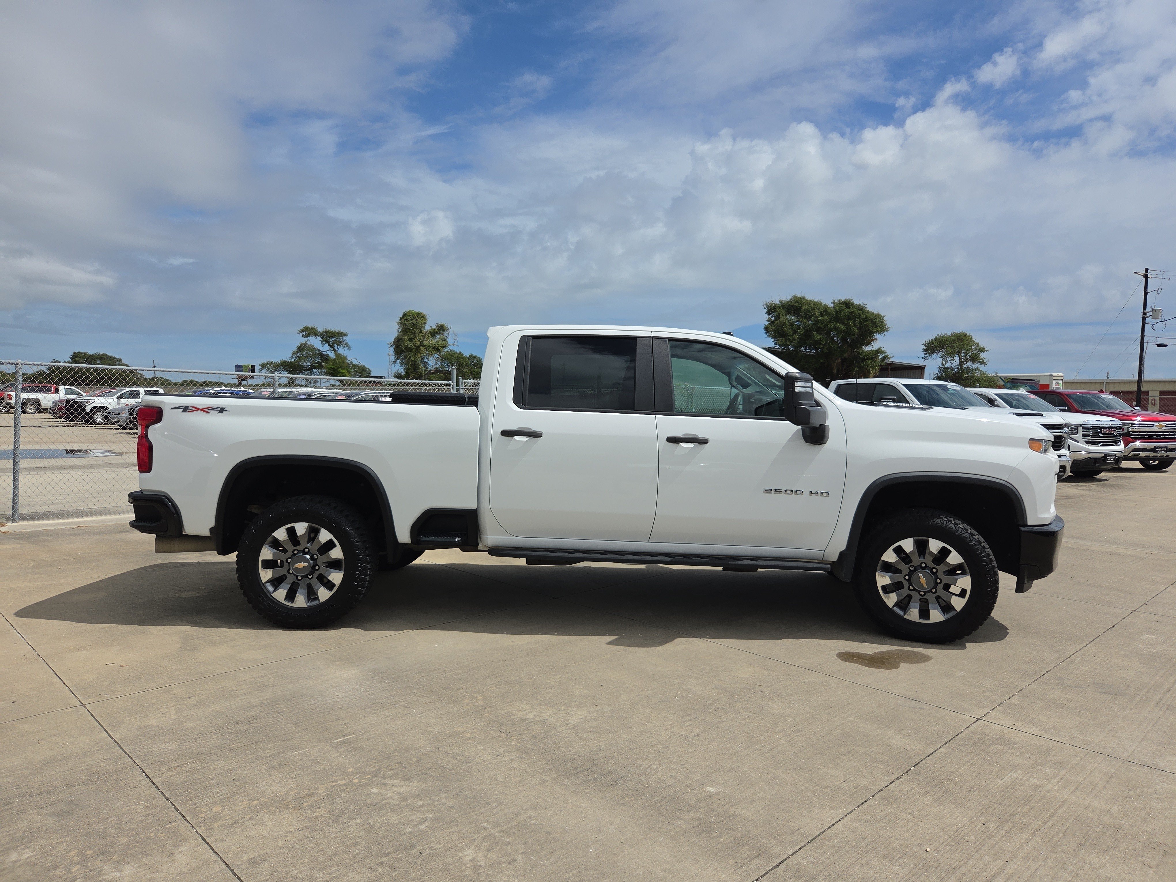 Used 2022 Chevrolet Silverado 2500 Custom w/ Custom Value Package AWD/4WD image 4