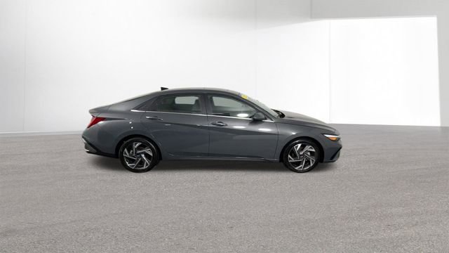Certified 2025 Hyundai Elantra SEL FWD image 2
