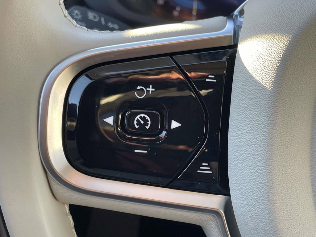 Used 2023 Volvo XC60 B5 Core image 10