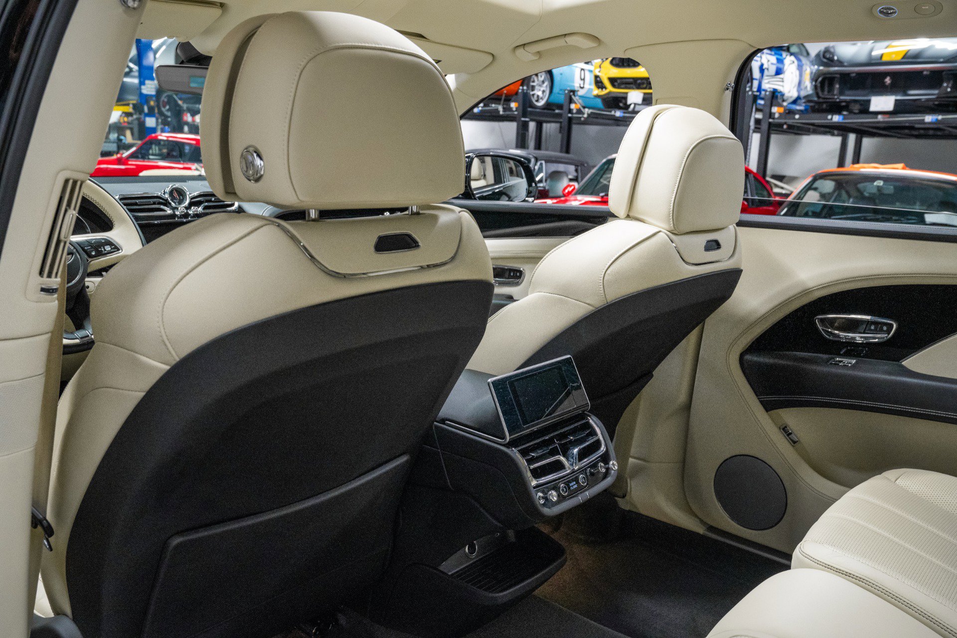 Used 2024 Bentley Bentayga Extended Wheelbase image 28