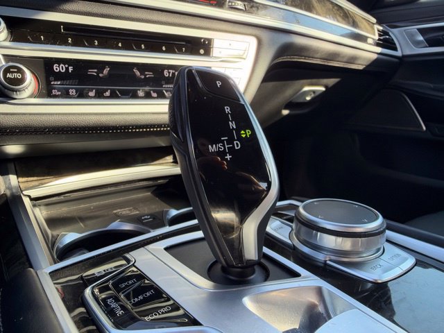 Used 2020 BMW 750i xDrive w/ M Sport Package AWD/4WD image 25
