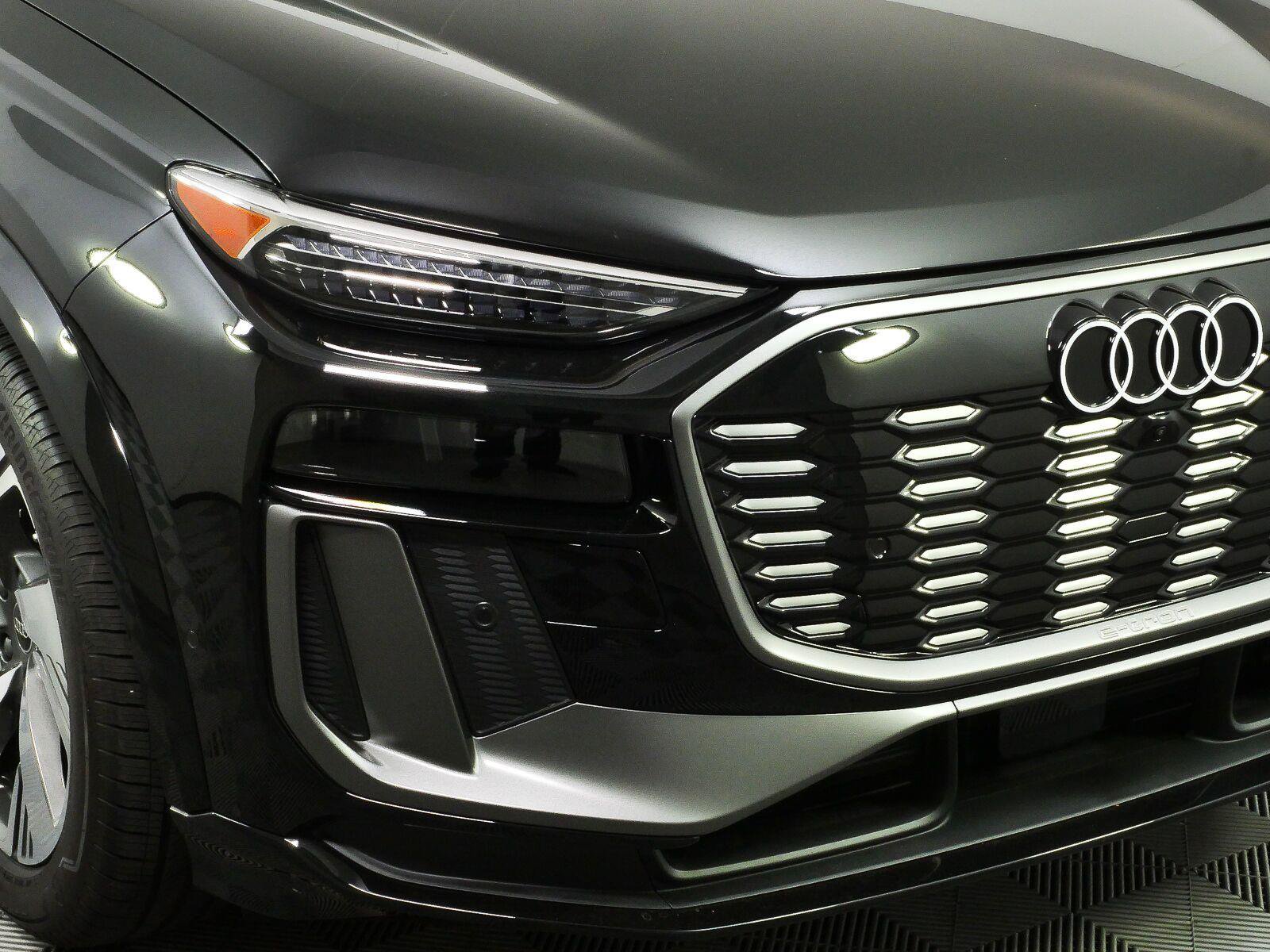 Used 2025 Audi Q6 e-tron Prestige w/ Black Warm Weather Package AWD/4WD image 34