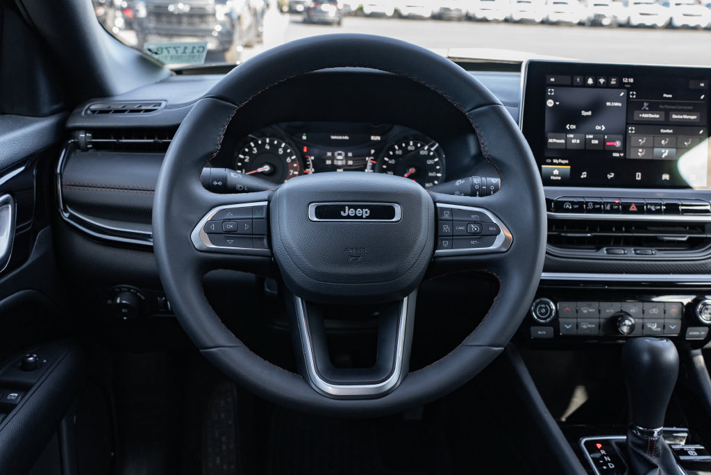 Used 2025 Jeep Compass Trailhawk AWD/4WD image 13