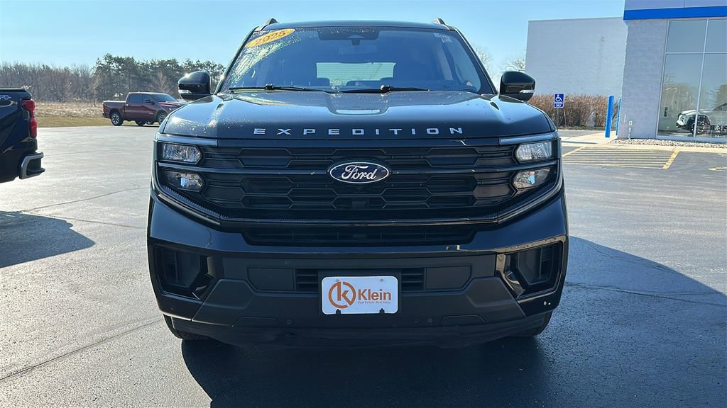 Used 2025 Ford Expedition Active AWD/4WD image 2