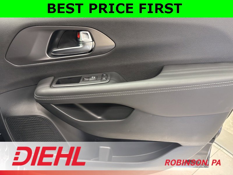 New 2026 Chrysler Pacifica Select image 17