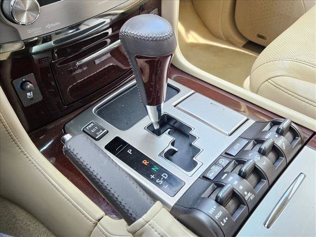 Used 2013 Lexus LX 570 4WD w/ Luxury Pkg w/Pre-crash image 13