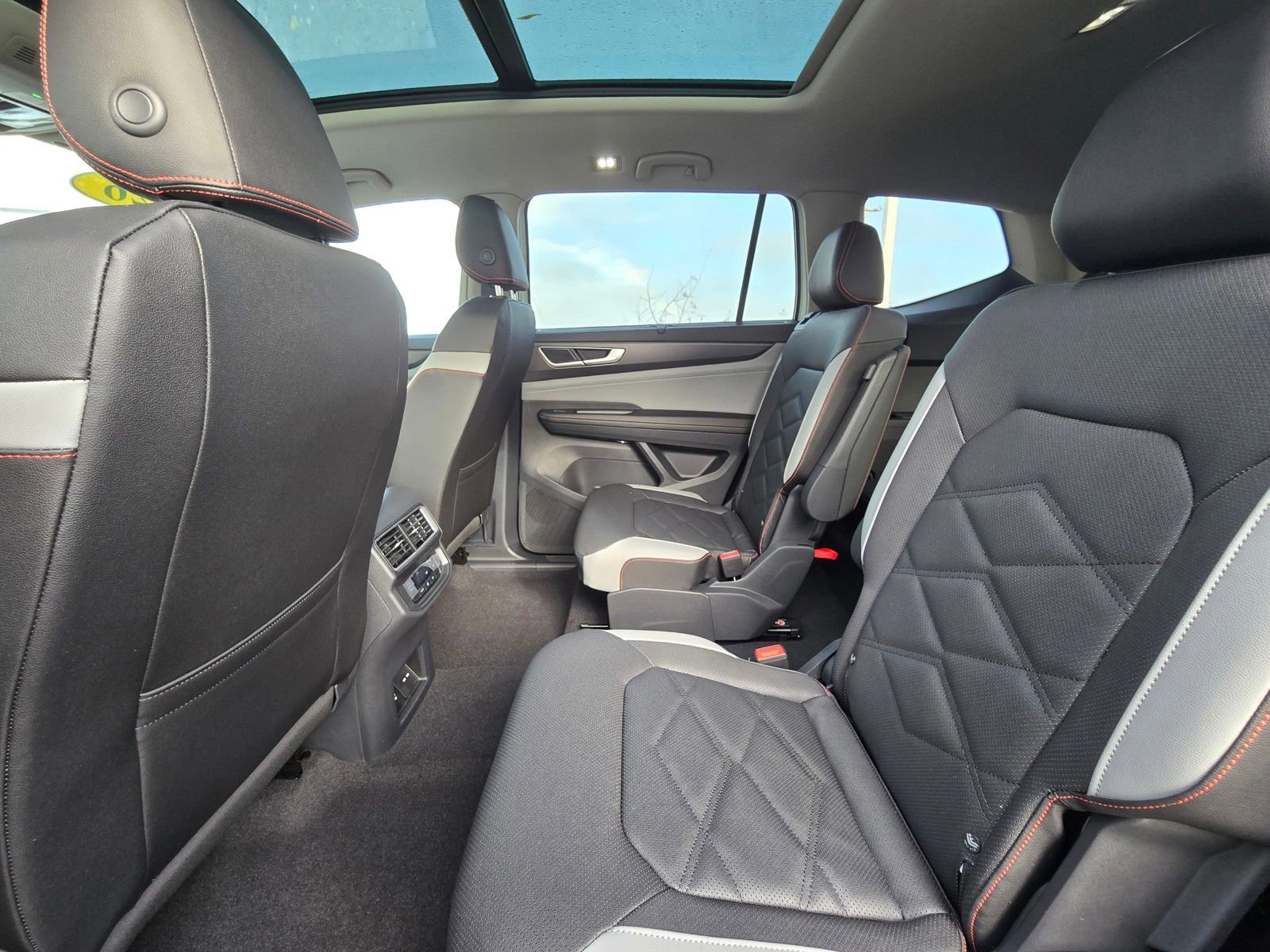 New 2026 Volkswagen Atlas Peak Edition image 7