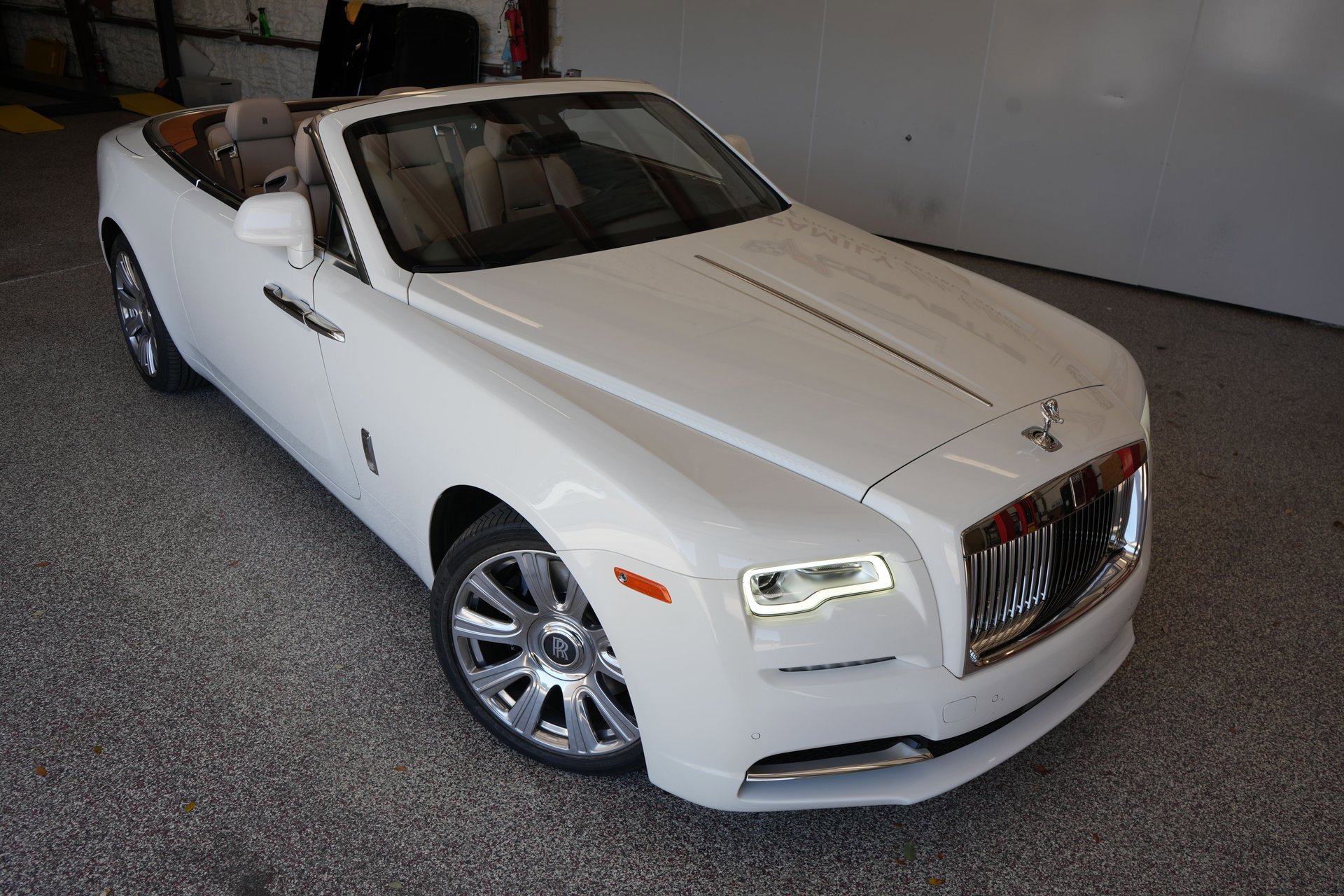 Used 2017 Rolls-Royce Dawn image 28