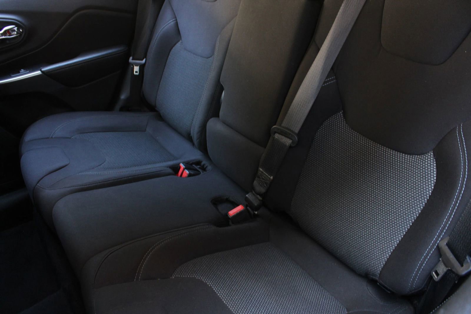Used 2020 Jeep Cherokee Latitude FWD image 19