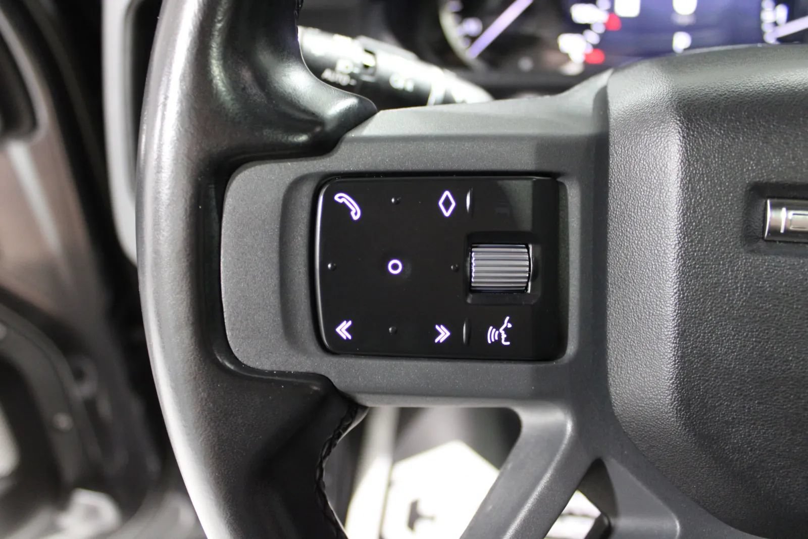 Used 2023 Land Rover Defender 130 X-Dynamic SE AWD/4WD image 13