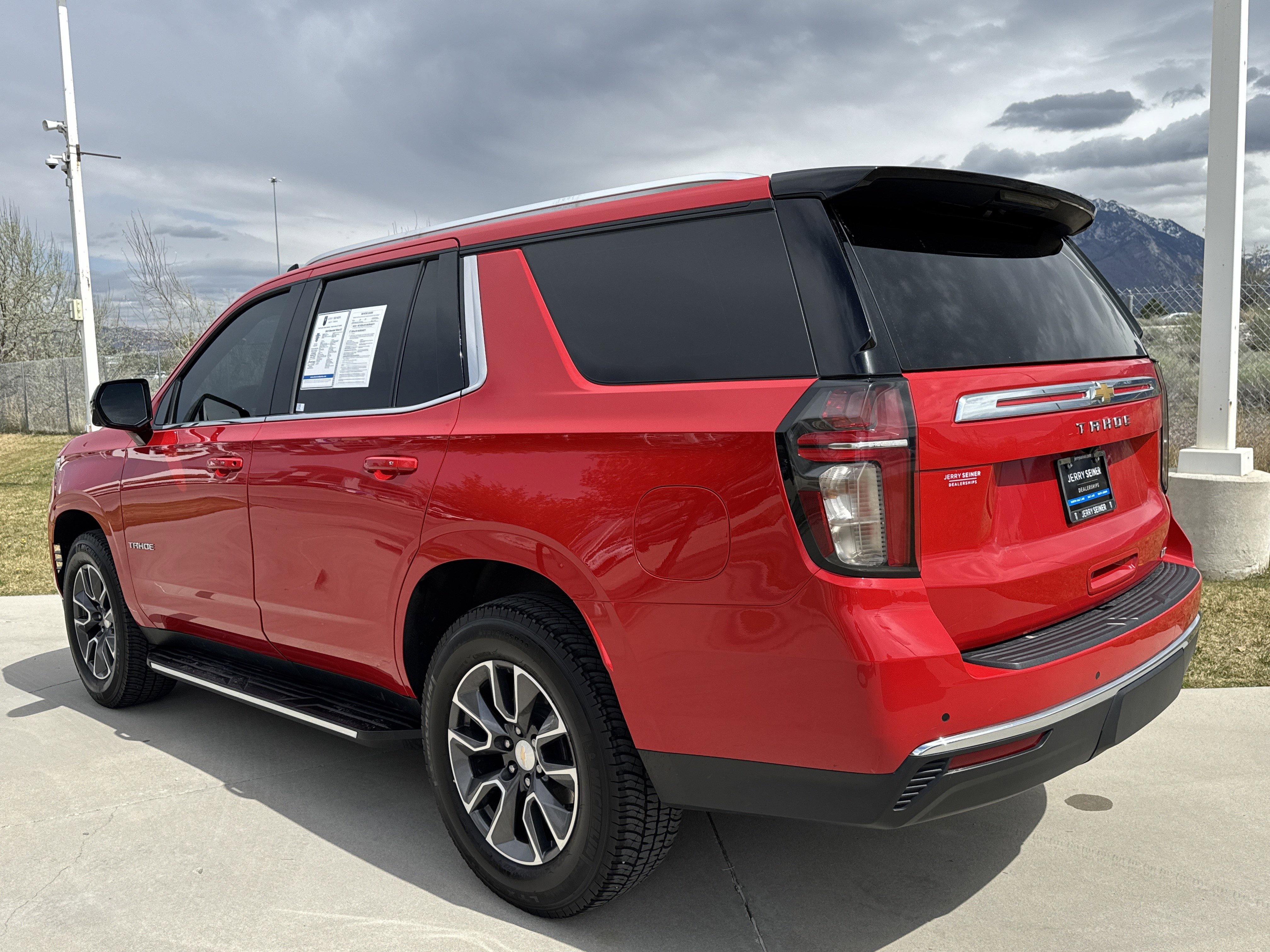 Used 2023 Chevrolet Tahoe LT w/ Luxury Package AWD/4WD image 3